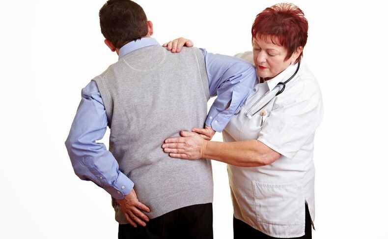 exame do paciente por um médico para dor nas costas