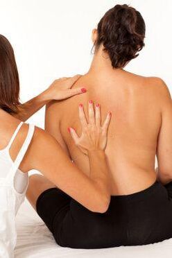 massagem para dor sob a omoplata esquerda