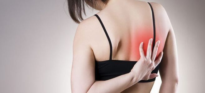 Aumento da dor nas costas ao se movimentar é um sinal de osteocondrose torácica