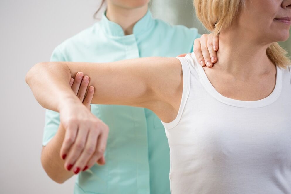 Exame por um médico com osteocondrose cervical