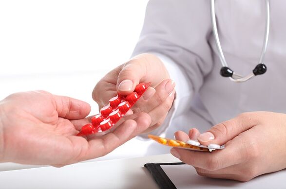 o médico prescreve medicamentos para tratar a osteocondrose cervical
